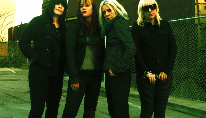 L7 - Performing 'Bricks Are Heavy' & More